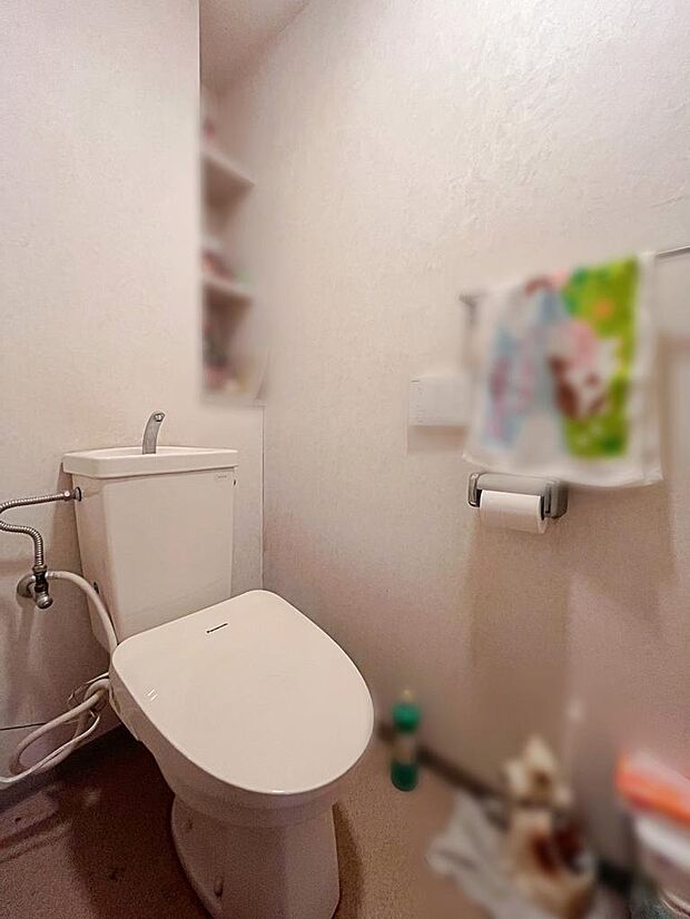 シンプルなトイレです。白を基調としておりますのでお好みでアレンジしていただけます。