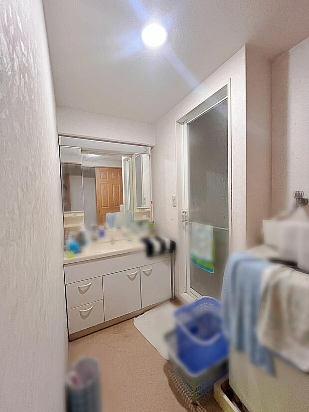 白と木目調を基調とした洗面所です。非常に清潔感のある空間になっております。