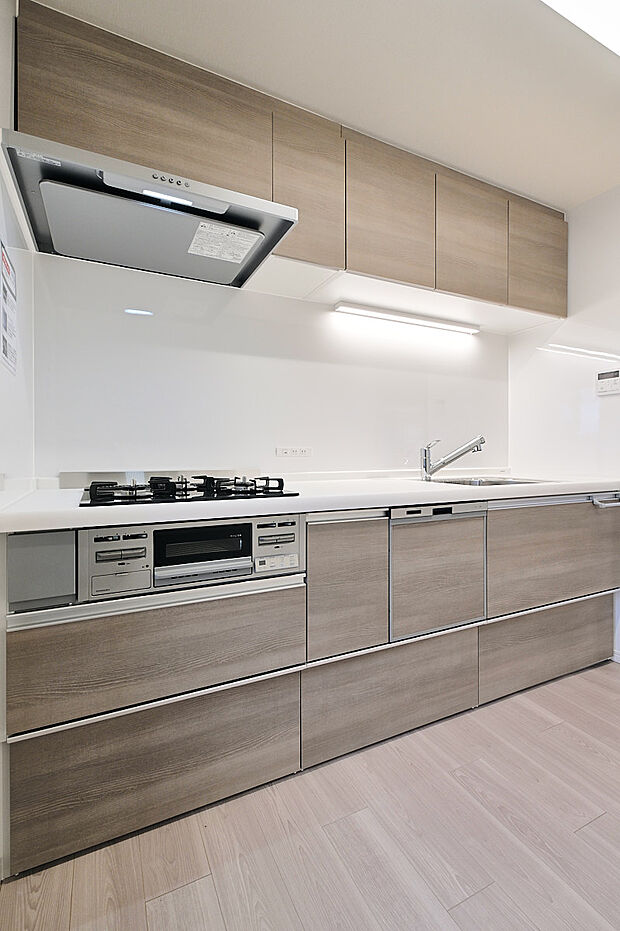 作業スペースが広々とした2400サイズのシステムキッチン。食洗機付きで家事の時短も可能です。