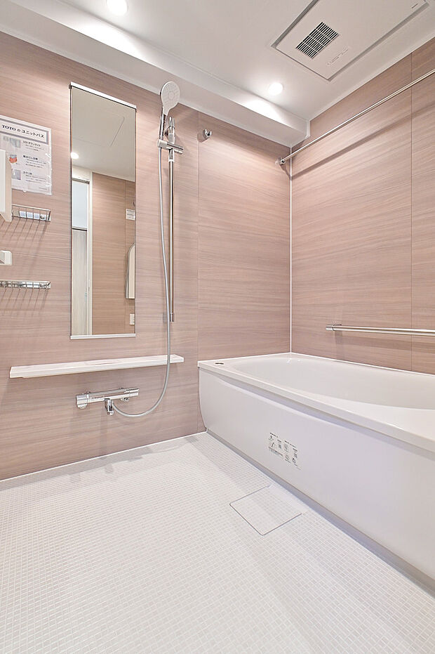 洗い場が広々とした1418サイズのバスルーム。雨の日の室内干しに便利な浴室乾燥機も備え付けです。