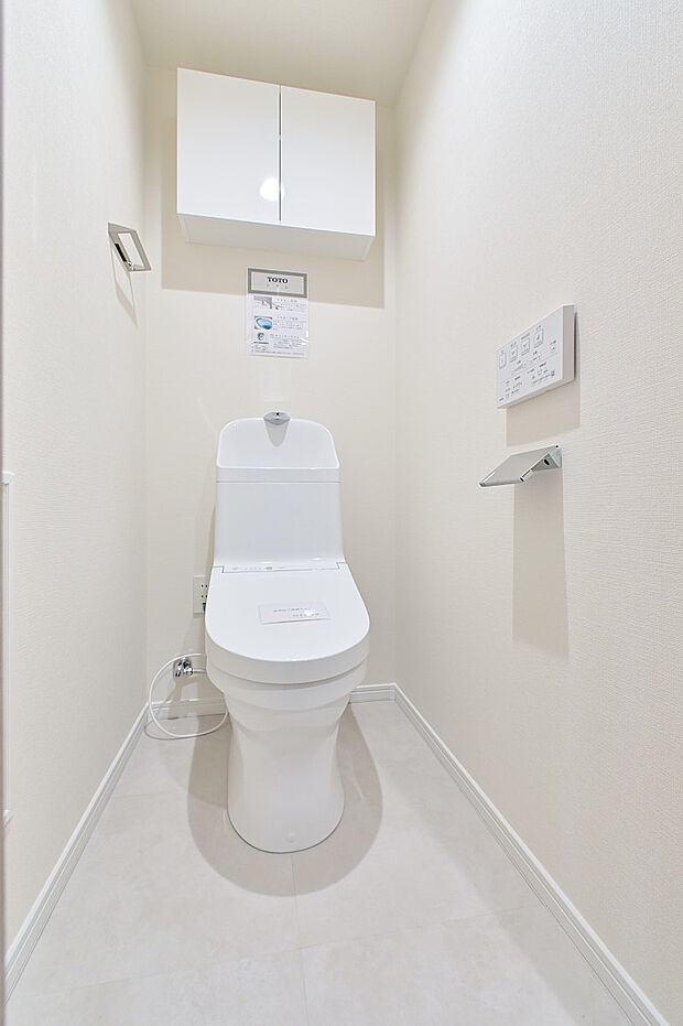 現代の必需品、温水洗浄便座付きのトイレです。ホワイトベースで清潔感溢れる空間。