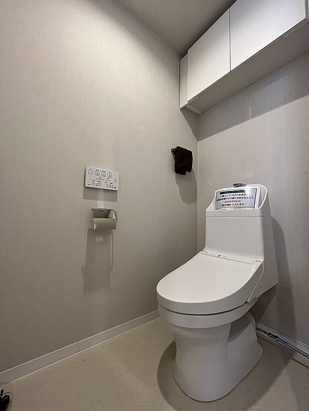清潔感溢れる、温水洗浄便座付きのトイレも完備。トイレ用品がスッキリ片付く、上部吊戸棚がございます。