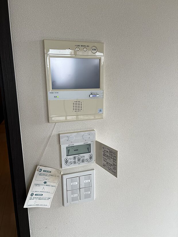 床暖房のリモコン・モニター付インターホン・スイッチはこちらに並べて設置されています。