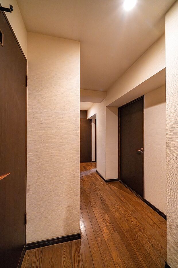 各居室への動線となる廊下はご家族がすれ違えるゆとりある設計です。