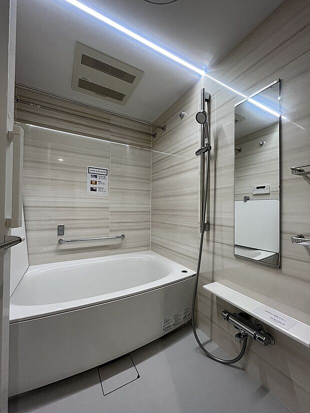 リフォームにより刷新されたデザイン性の高い浴室。遅い時間の入浴にも嬉しい追い焚き機能付です。