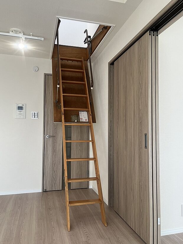 リビングからアクセスできる約4.7m2のアティック。梯子は折り畳み可能なので室内での露出を抑えることができます。