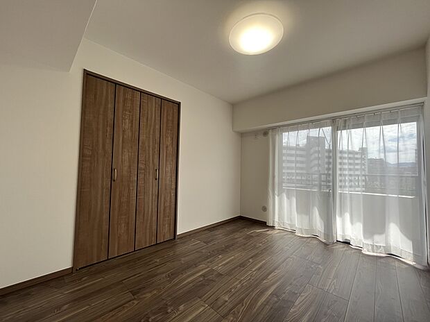 約6.2帖の洋室です。家具の配置がしやすいシンプルな形状のお部屋です。