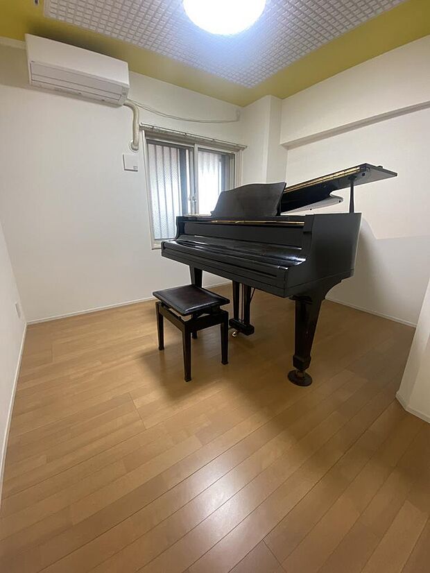 防音室にはグランドピアノも設置できます。グランドピアノは含まれません