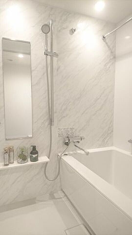 「白」を基調とした清潔感のある浴室となっています。