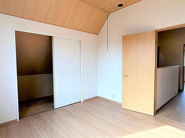 収納スペースが部屋の両端に畳2畳分たっぷりとあります。照明を交換しました。2つのお部屋はお子様のお部屋や寝室におすすめです。