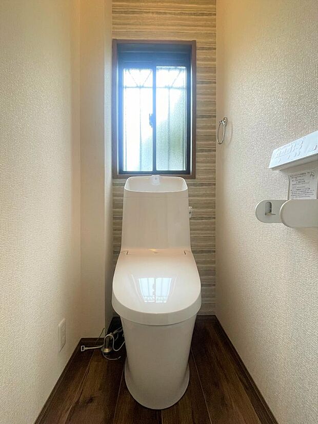 【リフォーム済】トイレはLIXIL製の温水洗浄機能付きに新品交換しました。キズや汚れが付きにくい加工が施してあるのでお手入れが簡単です。直接肌に触れるトイレは新品が嬉しいですよね。？