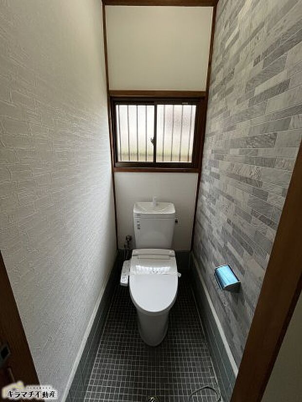 シンプルな窓付きのトイレです。