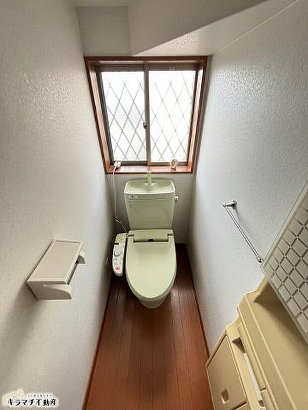 窓付きのシンプルなトイレです！