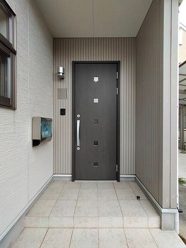 壁付きの玄関ポーチは、プライバシー保護や置き配に重宝します。