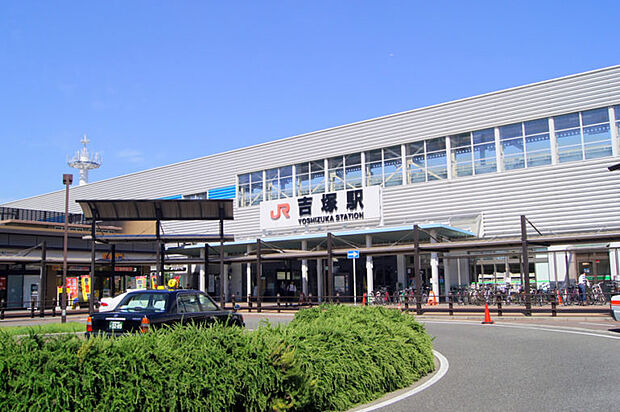 JR鹿児島本線「吉塚」駅まで徒歩２分♪駅の中にはコンビニや薬局など店舗も豊富です♪