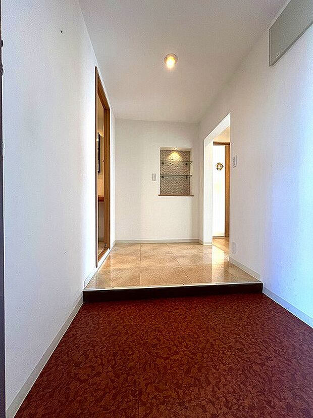 玄関は広々スッキリとして、床は絨毯を思わせるような高級感が出る空間です。