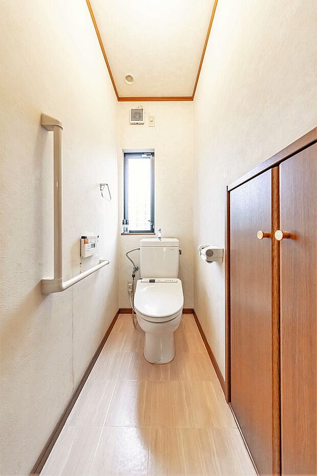 温水洗浄便座機能付きのトイレは、収納が付いて実用性も兼ね備えた造りです。