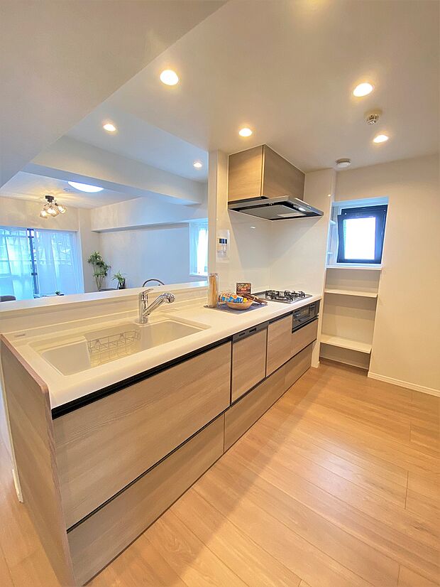 窓の有る明るいキッチンは、片付けやすい機能性の高い、食洗器も装備されてます。