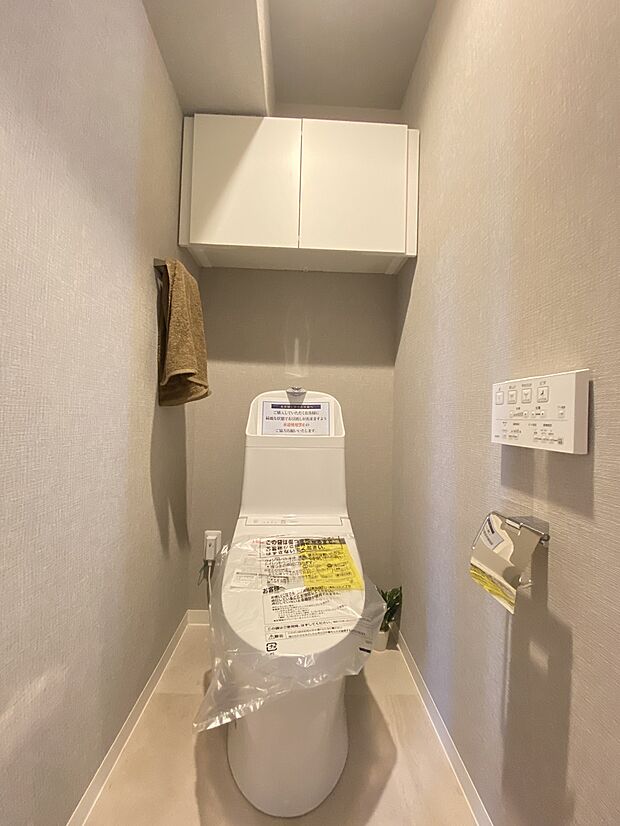 ホワイトを基調に統一感を出し、清潔感にあふれたトイレ空間には、温水洗浄便座付き。