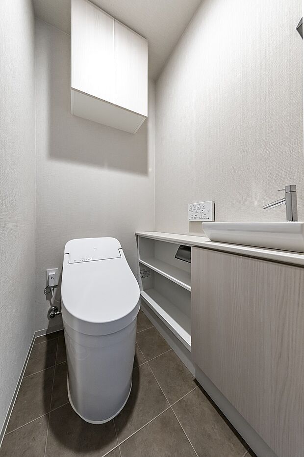 省スペースでデザイン性の高いタンクレストイレを採用。手洗い器付きで清潔な空間を保てます。