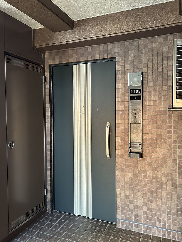 玄関ドアは防犯性の高いダブルロックを採用。ドアを開けずに会話が可能なTVドアホン付きです。