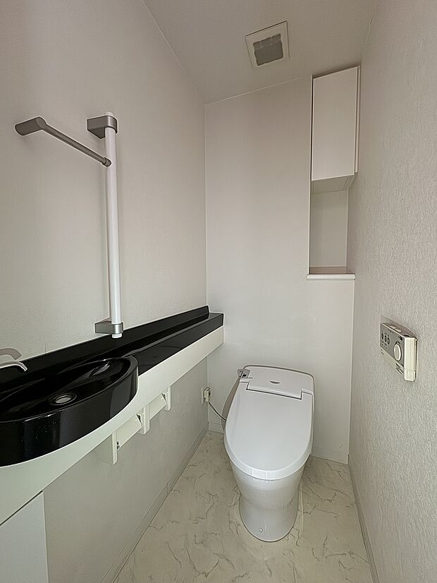 デザイン性・機能性の高いタンクレストイレを採用。手洗い器があり、清潔感を保てます。