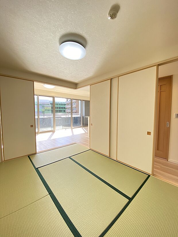 リビング横の和室は客間としてはもちろん、お食事後の休憩スペースやお子様の遊び場としても使えます。