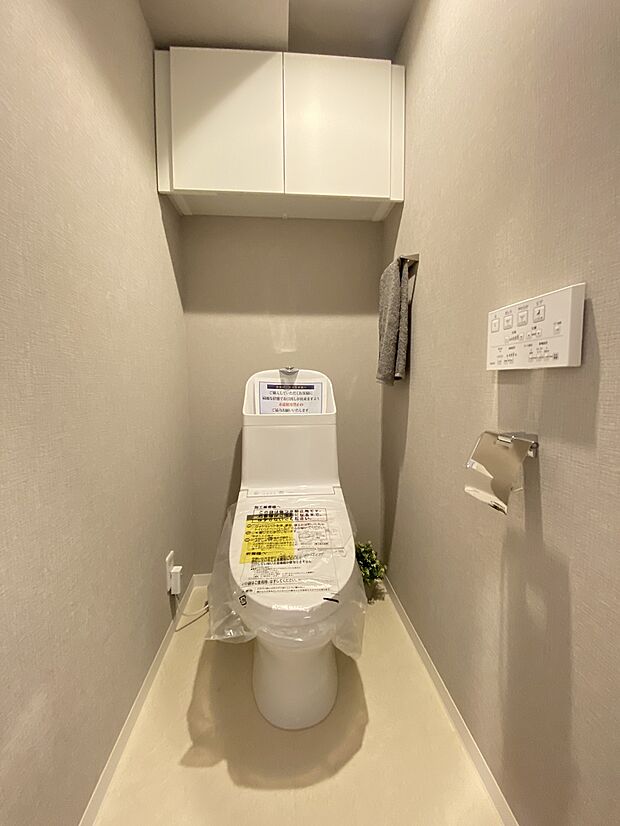 快適な温水洗浄便座付きのトイレです。トイレ用品がスッキリ片付く上部吊戸棚も備え付けです。