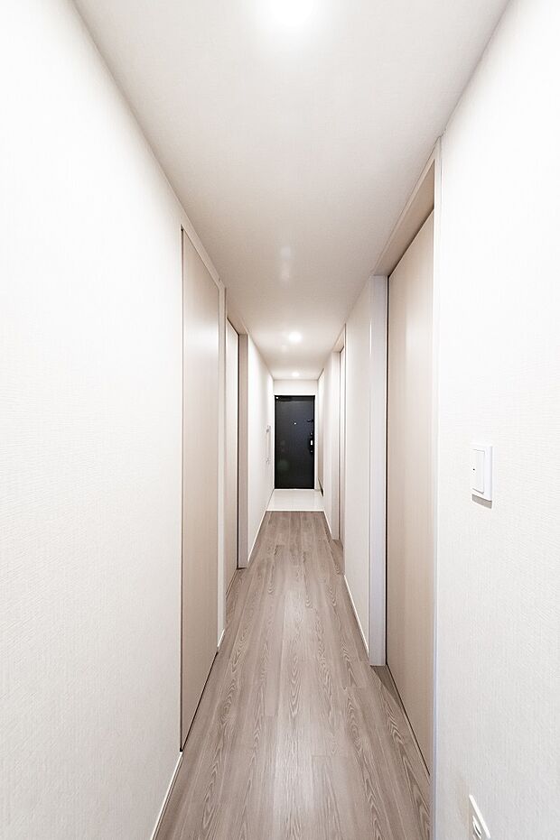 白を基調とした廊下は、明るく上品な空間を演出。無駄のないシンプルなデザイン。