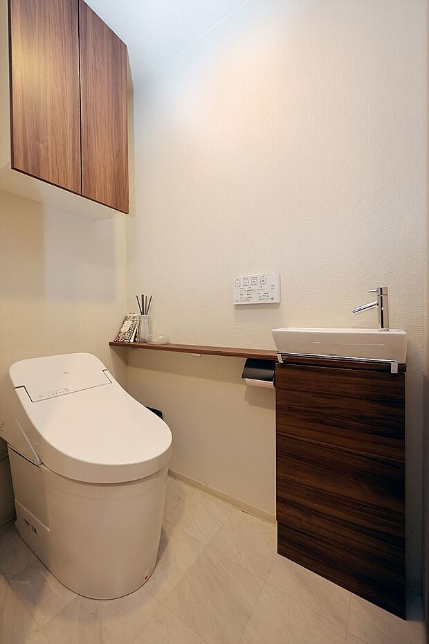 省スペースでデザイン性の高いタンクレストイレです。手洗い器付きで清潔感を保てます。