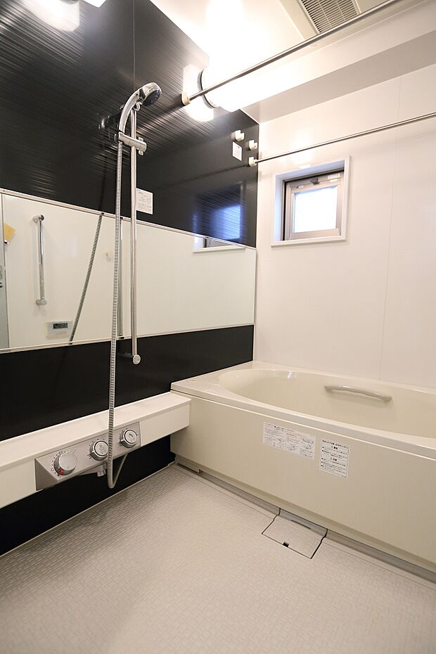 1418サイズのゆったりとしたユニットバスには、不快なカビの防止にも効果を発揮する浴室暖房乾燥機付。