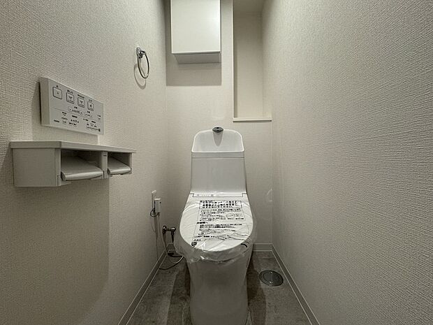 快適な温水洗浄便座付きのトイレ。上部に棚があり、床に物を置く必要がなく清潔感を保てます。