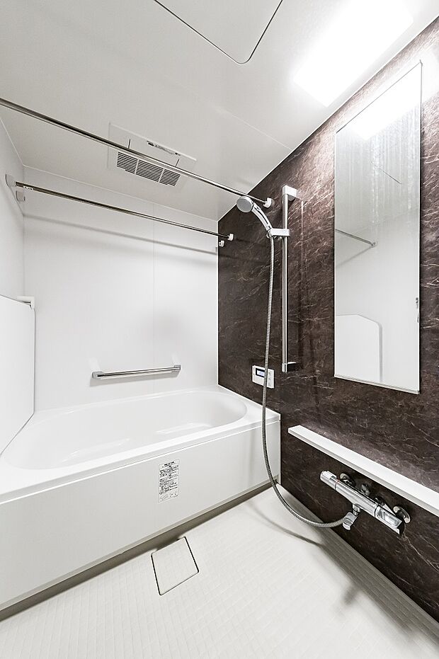 洗い場がゆったりとした1418サイズのバスルーム。雨の日の洗濯に便利な浴室乾燥機がございます。