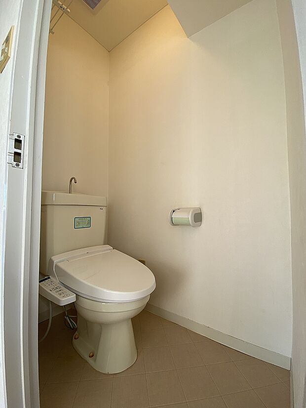 現代の必需品、温水洗浄便座付きのトイレです。スペースが広くゆったりとお使いいただけます。