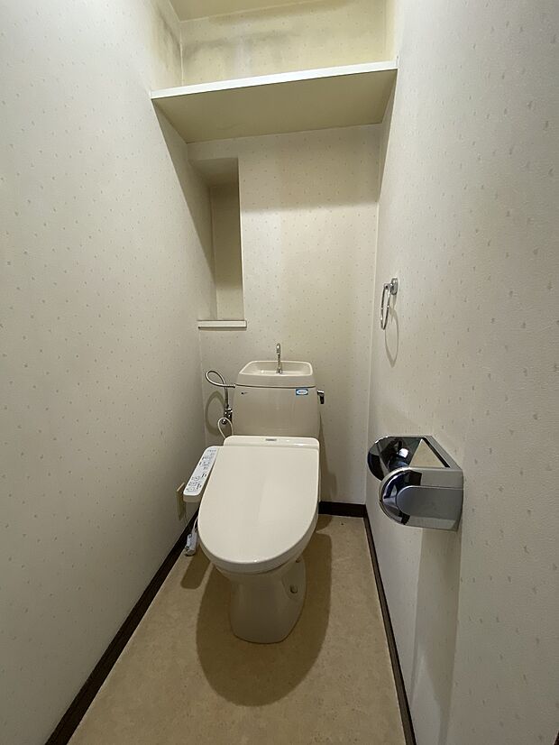快適な温水洗浄便座付きのトイレです。小物を飾ったり収納としても使える棚付きです。