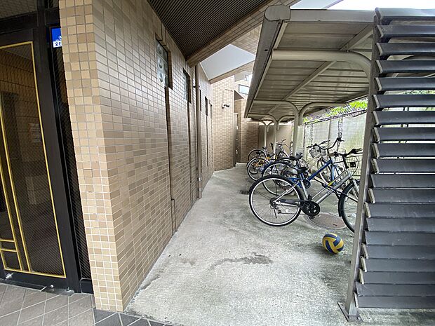 駐輪場にも屋根があり、大切な自転車を雨風から守れます。空き区画はお問い合わせください。