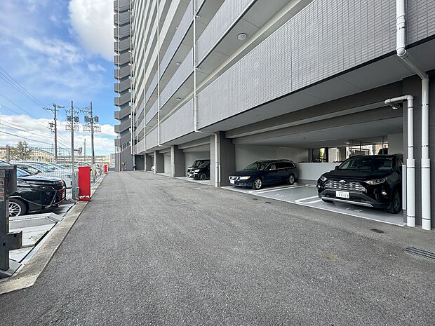 敷地内に駐車場がございます。最新の空き状況はお問合せください。