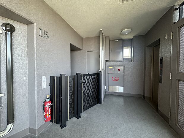 共用外廊下にはご家族のプライバシーを守るアルコーブ付。戸建感覚の贅沢な空間設計です。