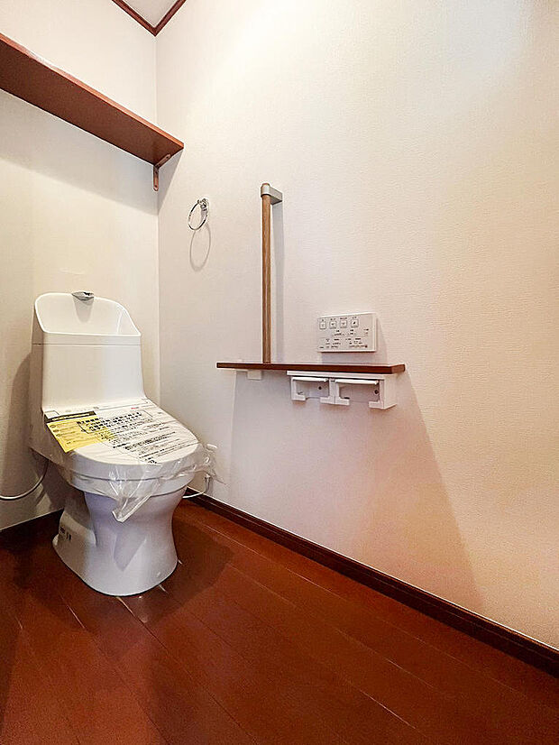 トイレは１階にも２階にも有ります。照明はセンサーで自動点灯