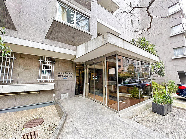 麻布・青山と並び「3Aエリア」のひとつに数えられる赤坂の人気エリアに立つビンテージマンション。オートロック付きで便利です。