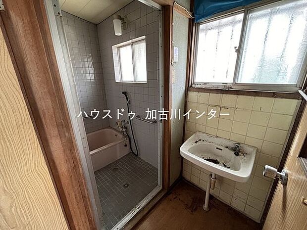 コンパクトな洗面と浴室スペース