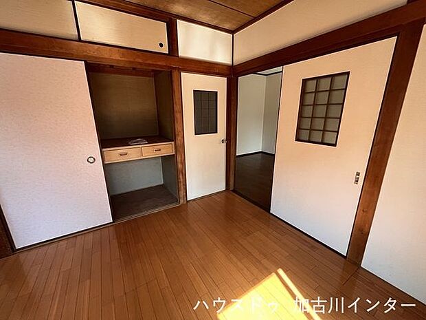 1階リビング横の6畳間は和室から洋間にリフォームされたお部屋です