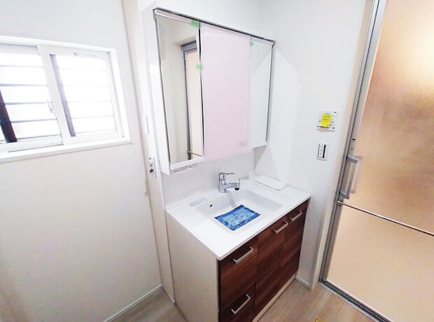 【洗面所】朝シャンにも便利なハンドシャワー付の洗面化粧台三面鏡！家事の効率が良くなる 