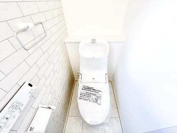 シャワー洗浄機能付のトイレは、清潔感が印象的な空間ですね。