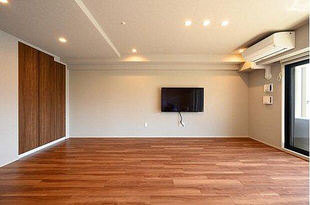 壁掛けテレビにすれば、床にテレビボードを置く事がなくなる為、すっきりします
