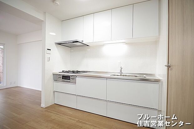 白基調としたキッチンは清潔感と高級感が溢れます♪
