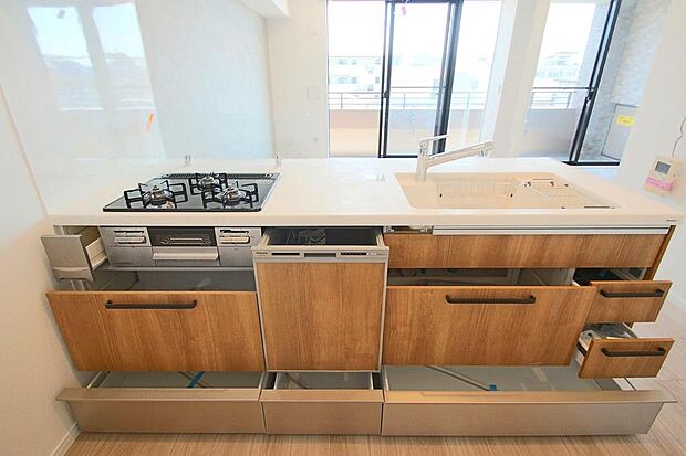 ビルトイン食器洗い乾燥機を備えたキッチンは収納力があります