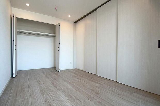 約5.8帖の洋室には床にレールを敷かない上吊り引き戸を採用しているためお掃除もしやすいです
