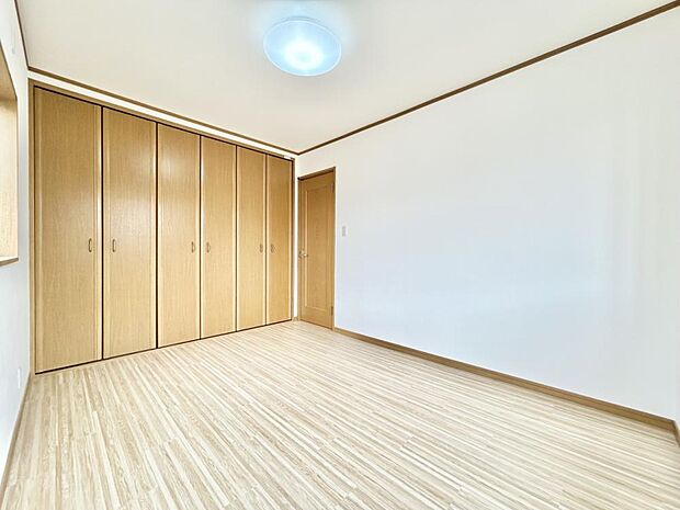 【RF済】2階北側洋室写真です。約6帖の洋室です。床はフロアタイルを行い、天井・壁はクロス張替えを行います。