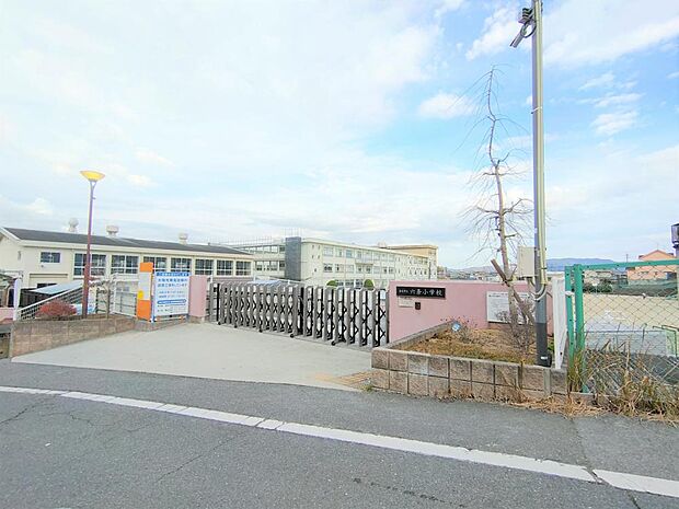 【小学校】奈良市立六条小学校まで約1400ｍ、徒歩約18分です。お子様がお友達とお話を楽しみながら通われるには、丁度良い距離ですね。